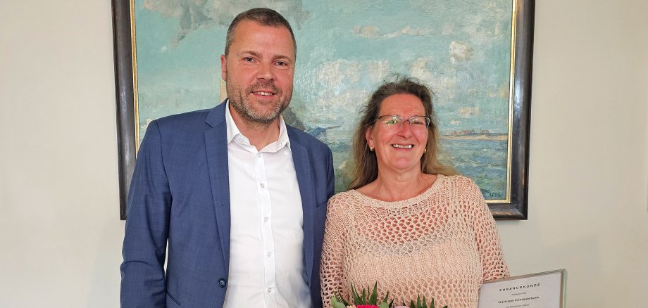 Das Bild zeigt Bürgermeister Frank Ulrichs und Annette Strecker