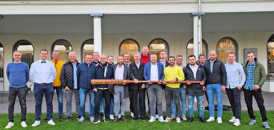 Das Bild zeigt die Sieger des Inselcups 2024, ide Altherren-Mannschaft des TuS Norderney mit Bürgermeister Frank Ulrichs vor dem Rathaus.