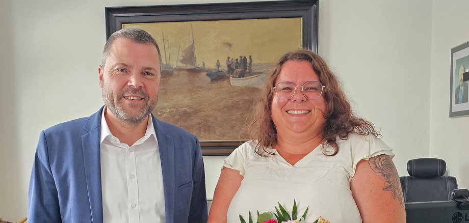 Das Bild zeigt Bürgermeister Frank Ulrichs und die neue Standesbeamtin Stefanie Beushausen