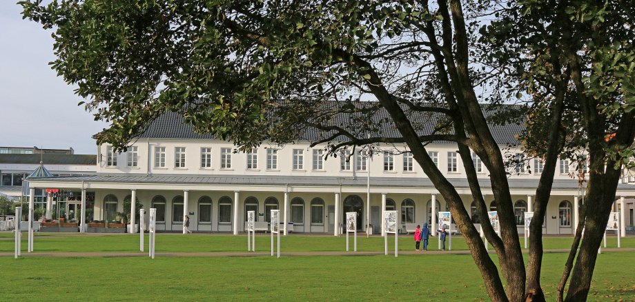 Das Bild zeigt das Bazargebäude, in welchem die Stadtverwaltung und das Staatsbad ihre Büros haben