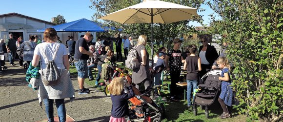 Das Bild zeigt Menschen beim Kleingartenfest