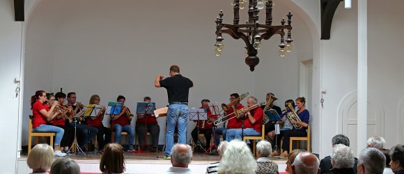 Das Bild zeigt ein Konzert im Gemeindehaus