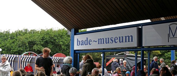 Das Bild zeigt Menschen beim Museumsfest