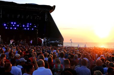 Das Bild zeigt ein Konzert der Summetime mit Sonnenuntergang