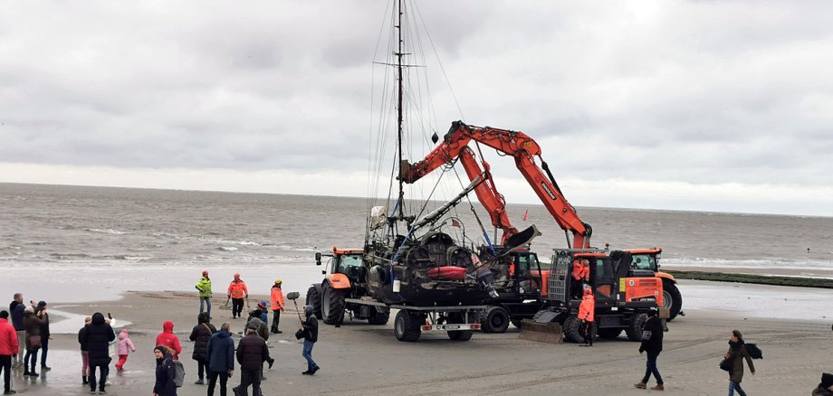 Das Bild zeigt die Wibo beim Abtransport vom Strand