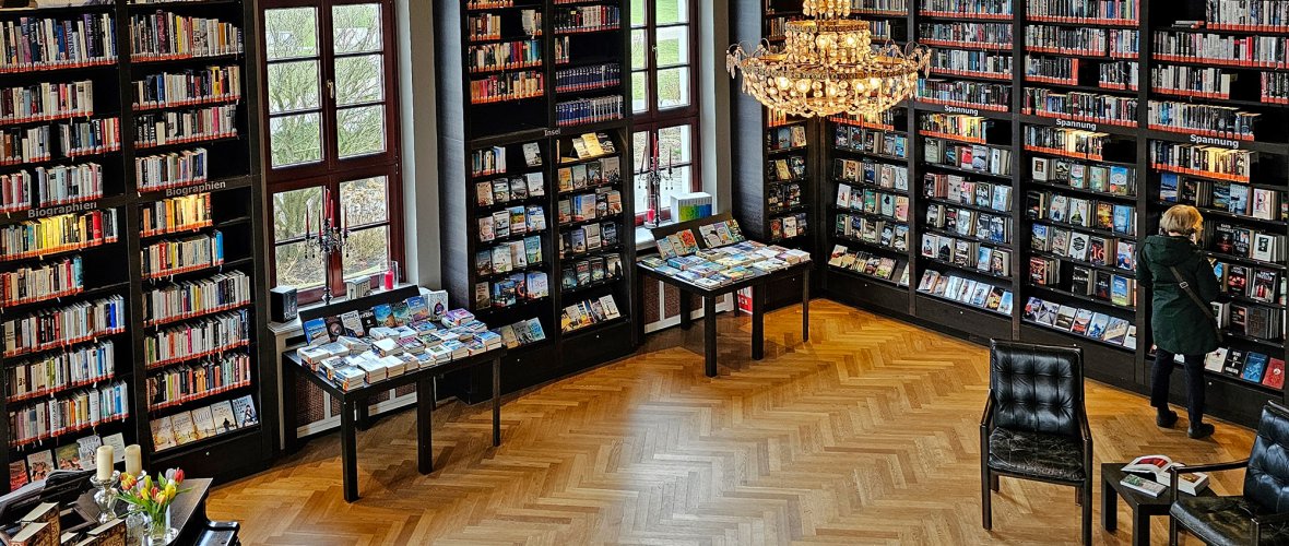 Das Bild zeigt die Bibliothek im Conversationshaus