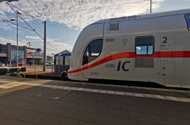 Das Bild zeigt einen Zug am Bahnhof Norddeich Mole