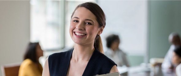 Das Bild zeigt eine junge Frau in einem Büro