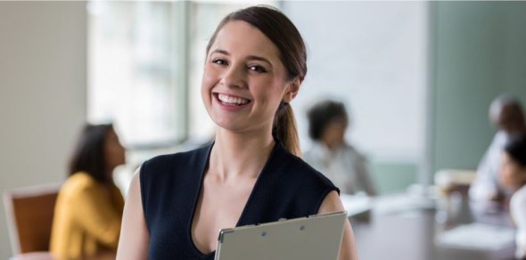 Das Bild zeigt eine junge Frau in einem Büro